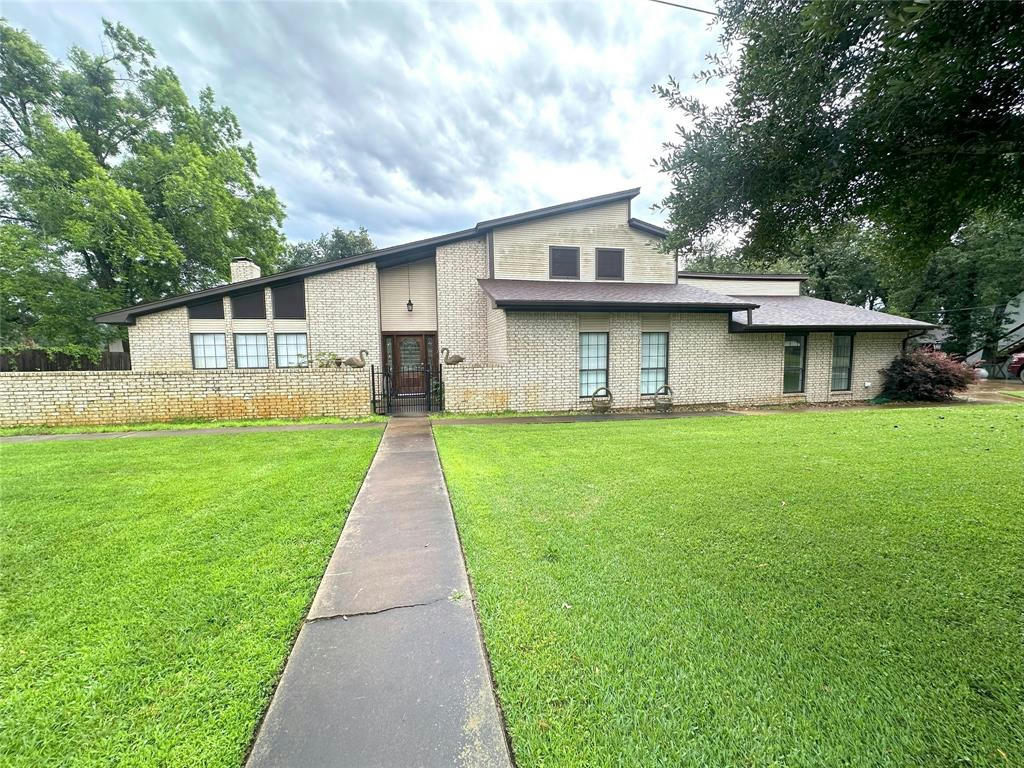 129 CHAMPIONS DR, ROCKDALE, TX 76567, photo 1 of 39